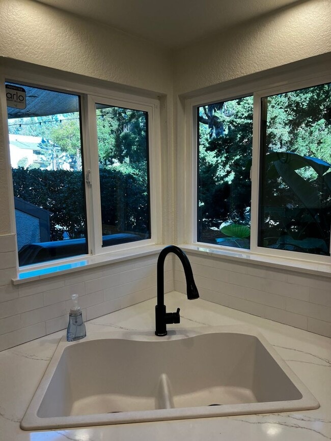 Building Photo - 2 Bedroom 3 Bath Condo for Rent in an Excellent Area of Fullerton