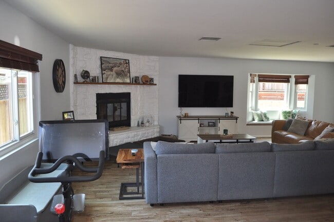 Building Photo - LEMON GROVE 3BR/2BA SINGLE FAMILY DETACHED...