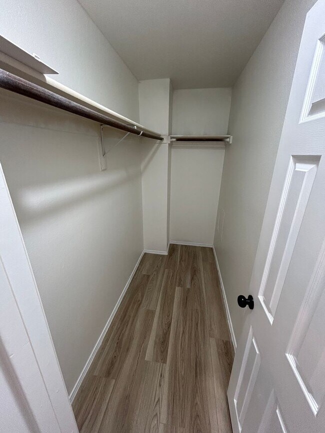 Building Photo - 1131 Holly Dr