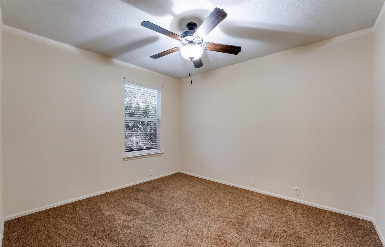 Building Photo - 5248 Columbia Dr