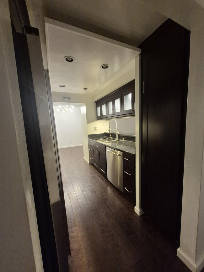 Building Photo - 600 W 9th St