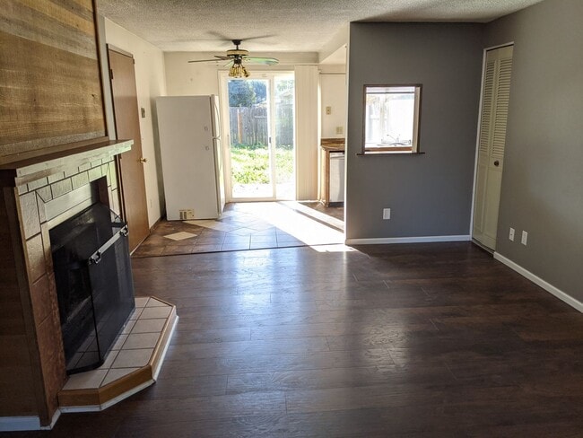 Building Photo - 2 bedroom 1 bathroom duplex