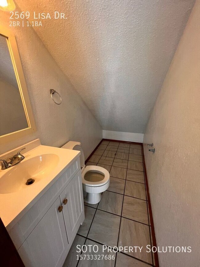 Building Photo - 2BD/1.5 BA Duplex off of Lexington