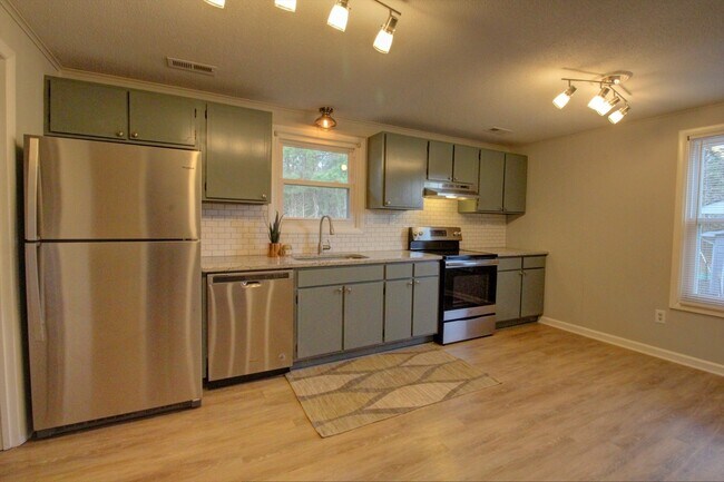 Building Photo - 2530 Glenbrook Dr