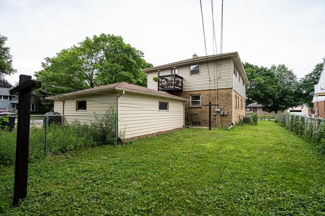 Building Photo - Spacious 3 Bedroom 1Bath Lower Duplex in P...