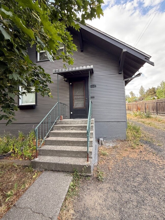 Building Photo - Charming Victorian Home on South Hill