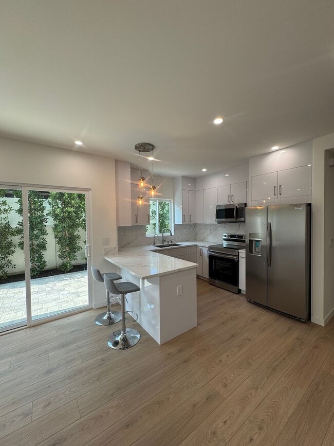 Primary Photo - Spacious 1000 Sq. Ft. Single-Floor Back AD...