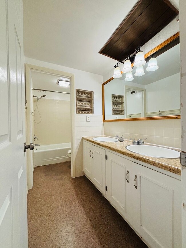 Building Photo - 904 Brightwood Manor Dr