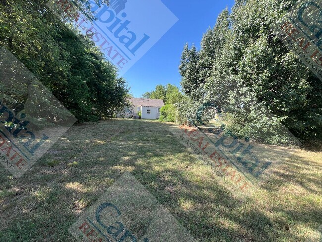 Building Photo - Cute 2 Bedroom with Detached Garage