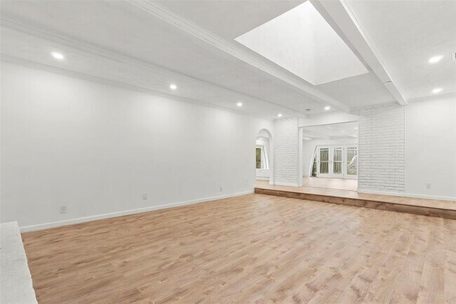 Building Photo - 4202 N Hills Dr