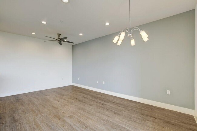 Building Photo - 604 N Bluff Dr