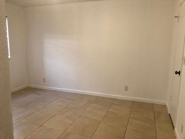 Master bedroom - 3380 Pinewalk Dr N