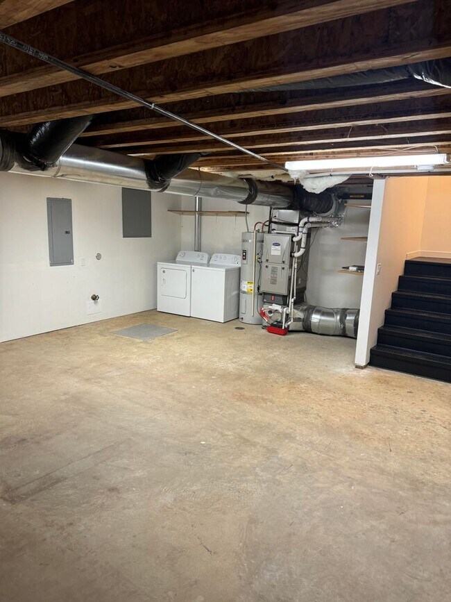 Building Photo - Modern Townhome In SE  2 Bdrm +Loft- Large...