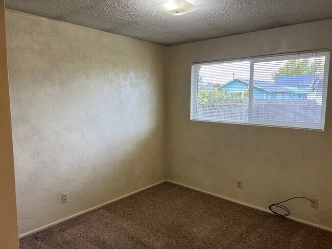 Building Photo - Solid 2 bedroom 1 bath duplex with garage!