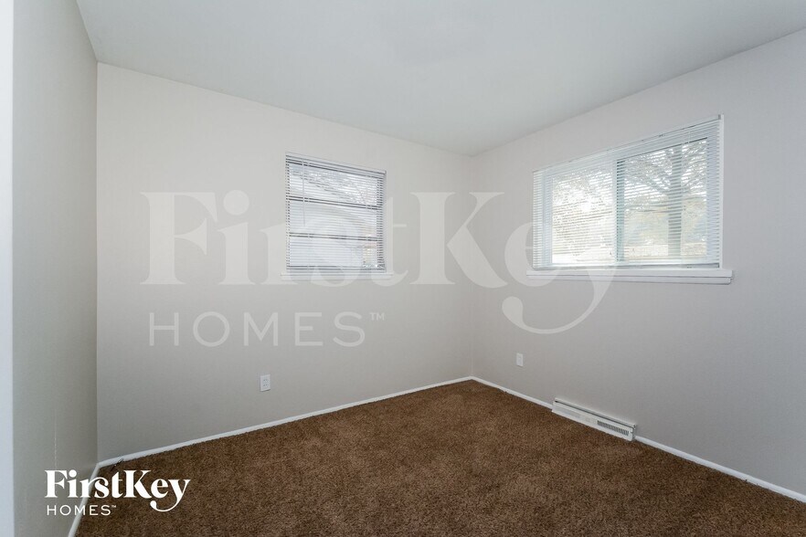 Building Photo - 623 Holiday Ave