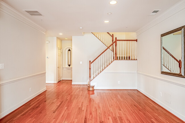 Building Photo - 513 Rosebush Ln