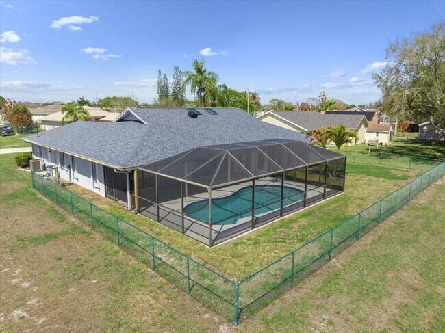 Building Photo - 1902 SE Gaskins Cir