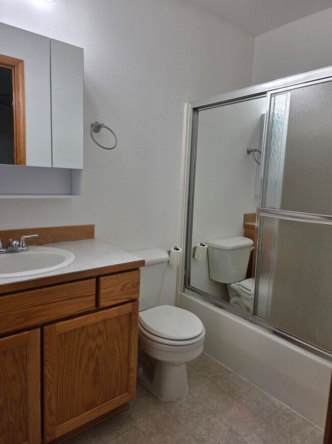 Building Photo - 3 Bedroom Duplex in Kingston!