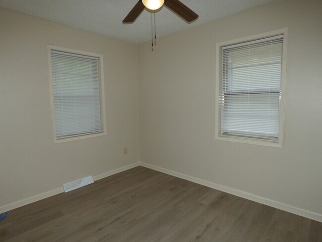 Building Photo - Beautifully Remodeled Home in North Kansas...