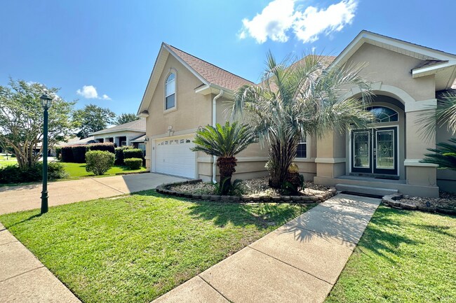 Building Photo - Gated South Crestview Community!