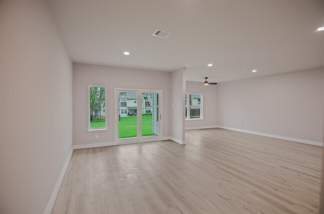 Building Photo - 12310 Glenview Dr