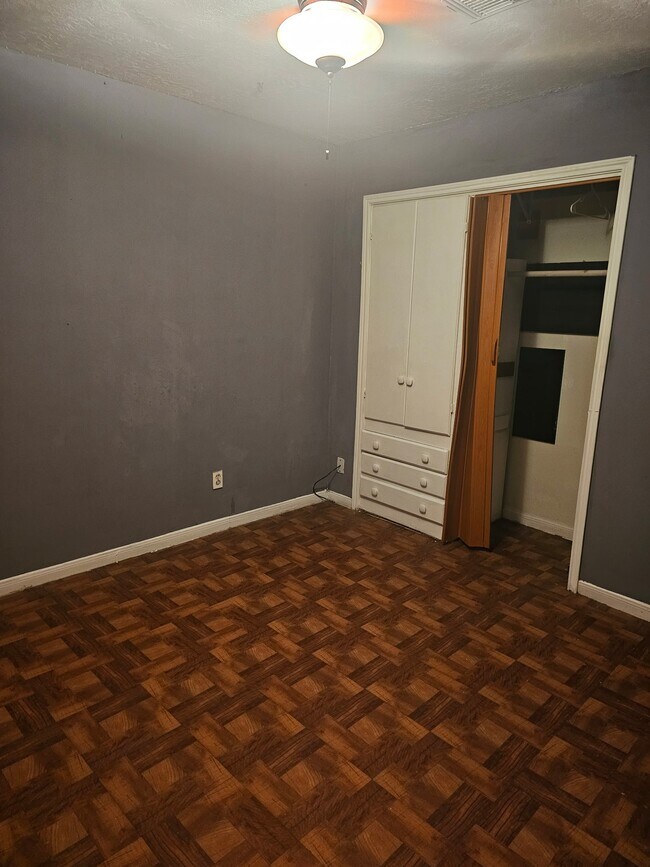Building Photo - 4011 Alshire Dr