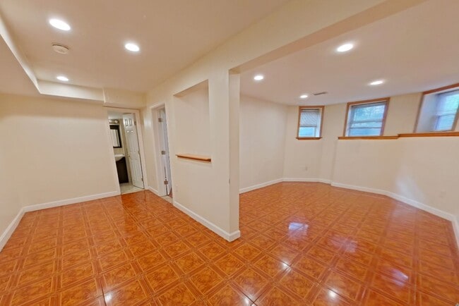 Building Photo - 73 Thatcher St