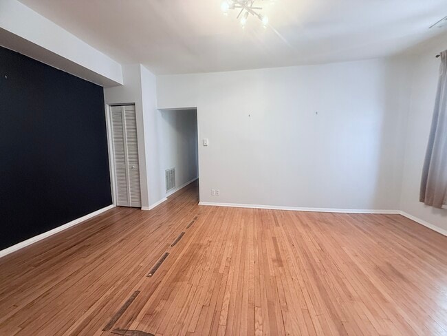 Building Photo - 1509 E 65th St