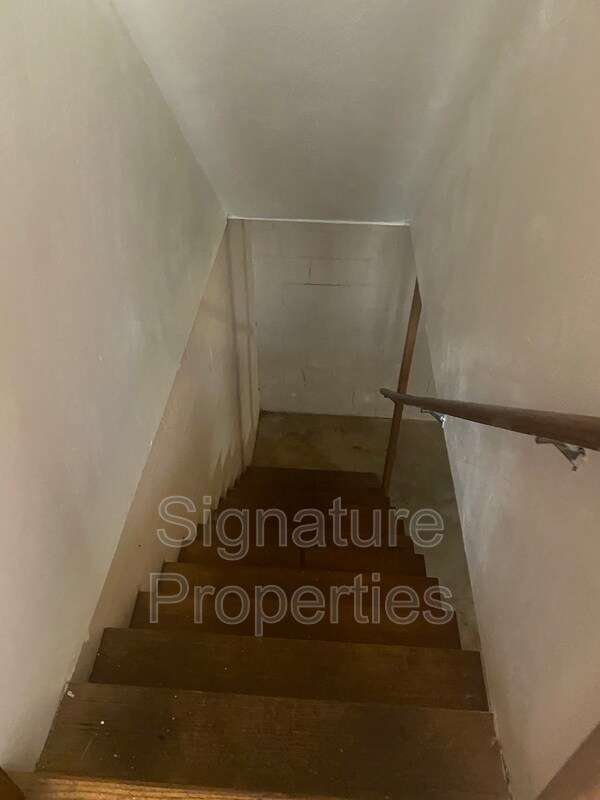 Building Photo - 827 Kerns Ave SW