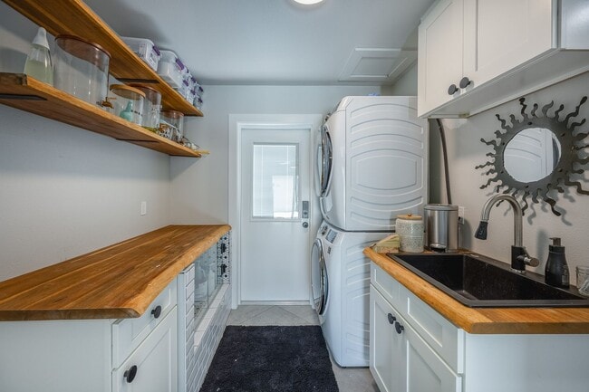 Building Photo - Fully Renovated 4 Bed/ 2.5 Bath Home in Wi...