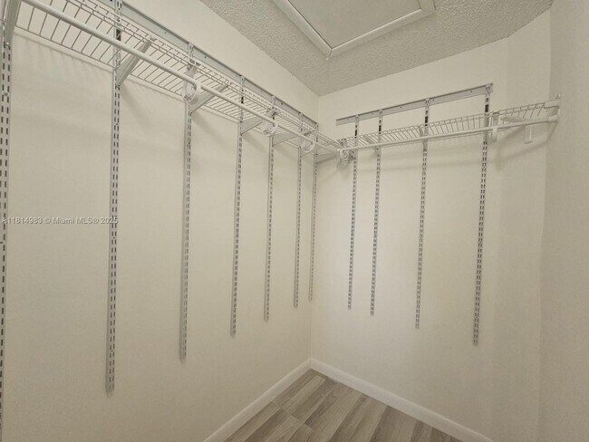 Building Photo - 9999 Summerbreeze Dr