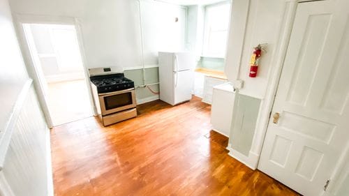 Building Photo - 462 Railroad St