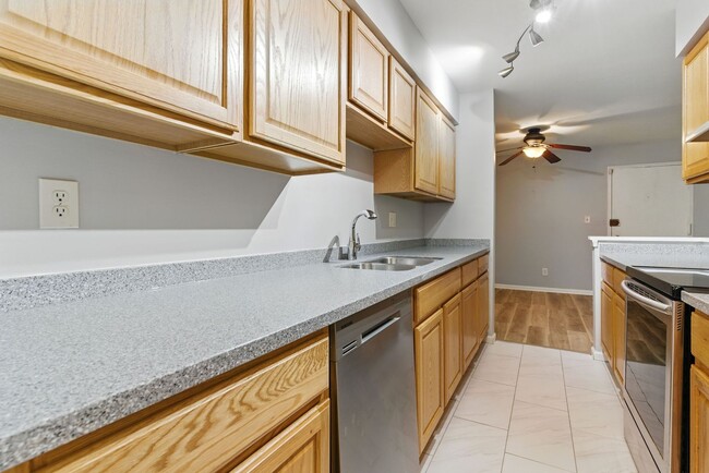 Building Photo - Updated Condo with Community Amenities