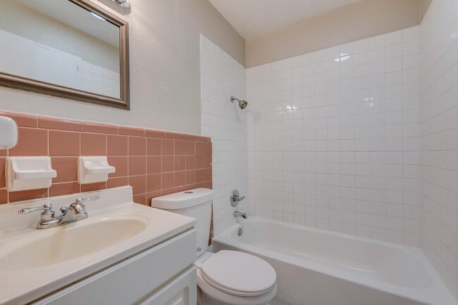 Building Photo - 917 Piedmont Dr