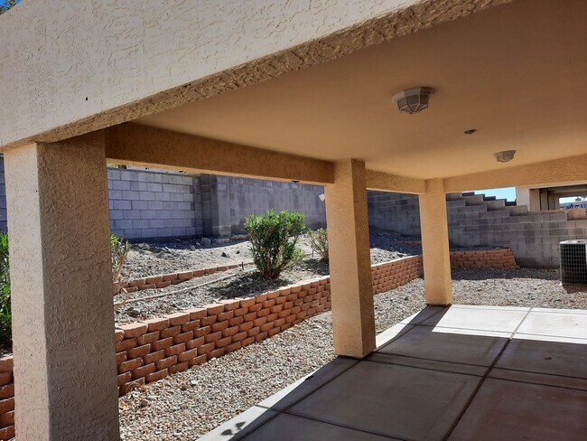 Building Photo - 4 bedroom/2 bath Home available in Bullhead City in Desirable El Camino Village.