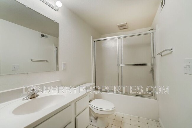 Building Photo - 347 Darrow Ave