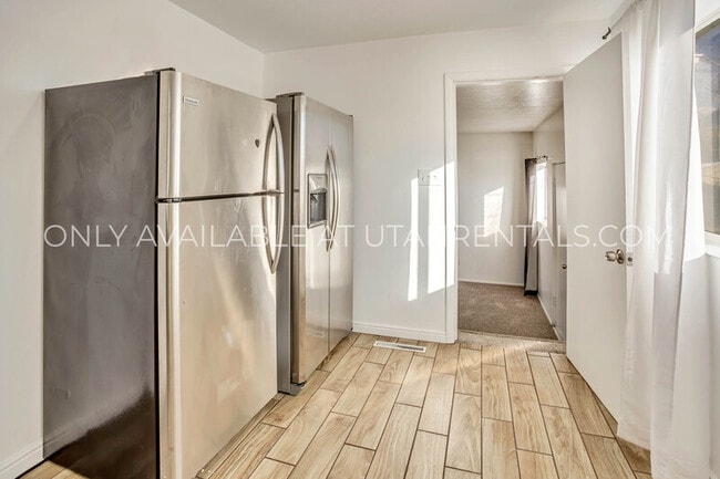 Building Photo - 360 E 400 S