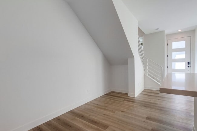 Building Photo - Mira Mesa 3 Bedroom Townhome!