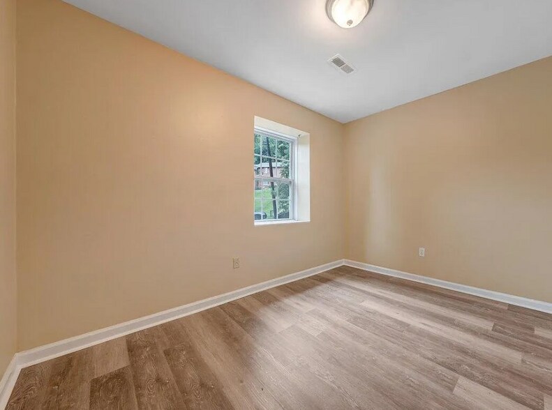 Building Photo - 1704 Elbert Dr