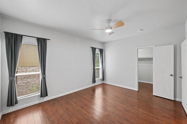 Building Photo - 1217 1/2 W 39th St