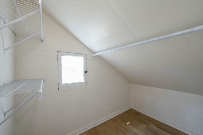 Building Photo - Check out this gem in Schnitzelburg!!