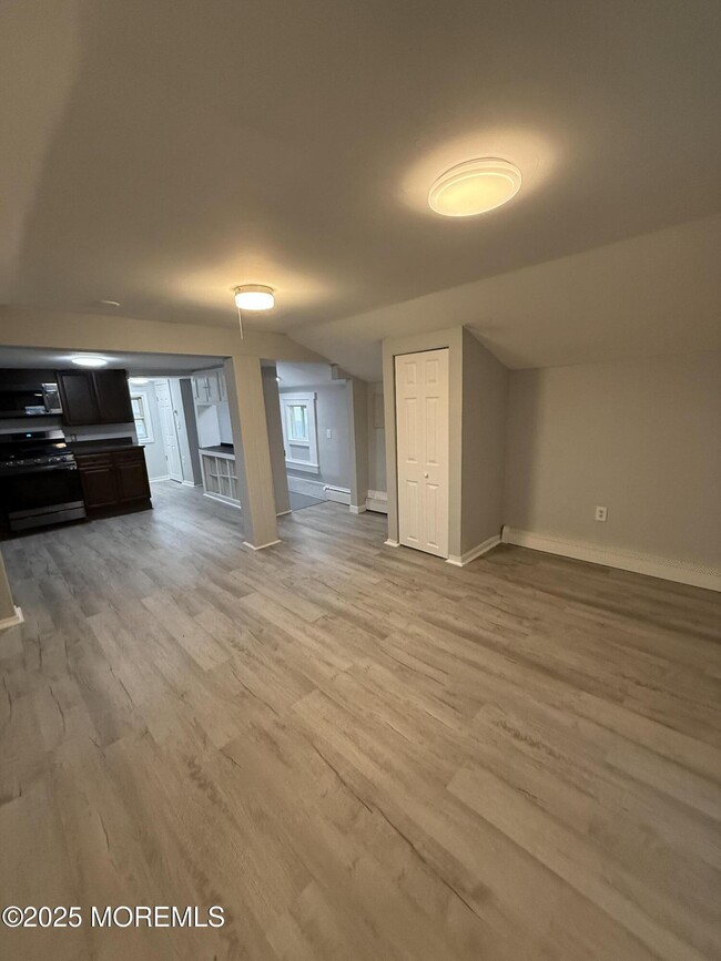 Building Photo - 79 Pine View Ave