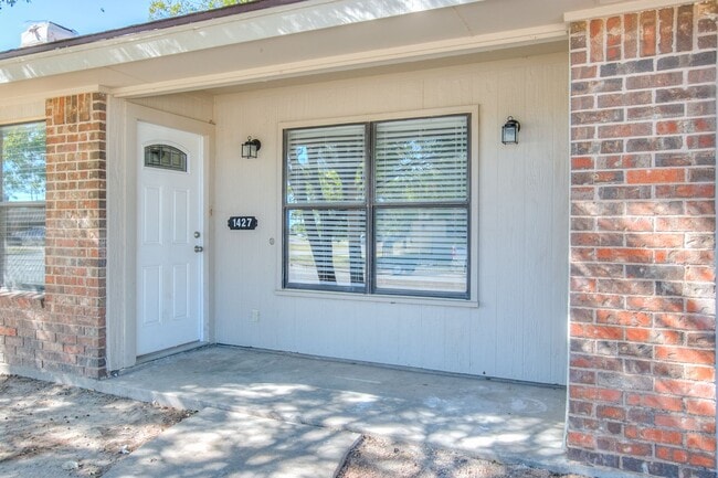 Building Photo - 4 Bedroom Home in Paulann!