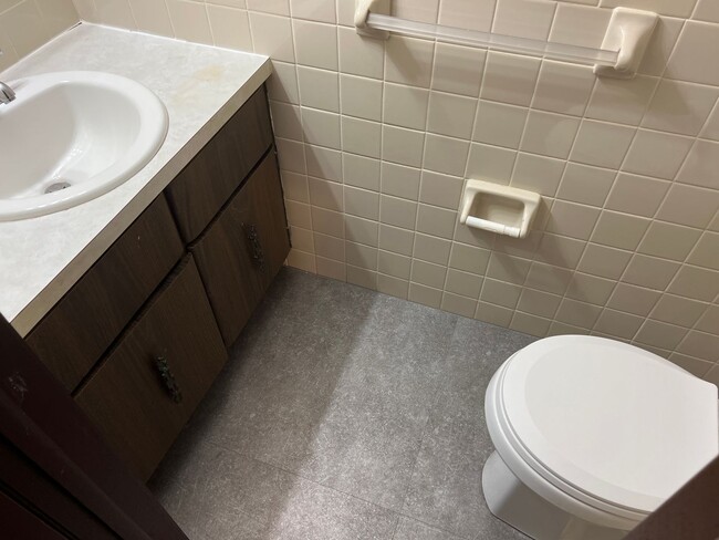 Building Photo - 3 Bedrooms! 2 Living Areas!  East side Spr...