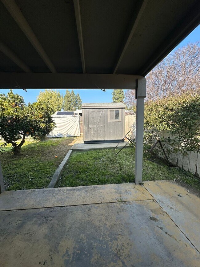 Building Photo - Charming Home Rent Ready !