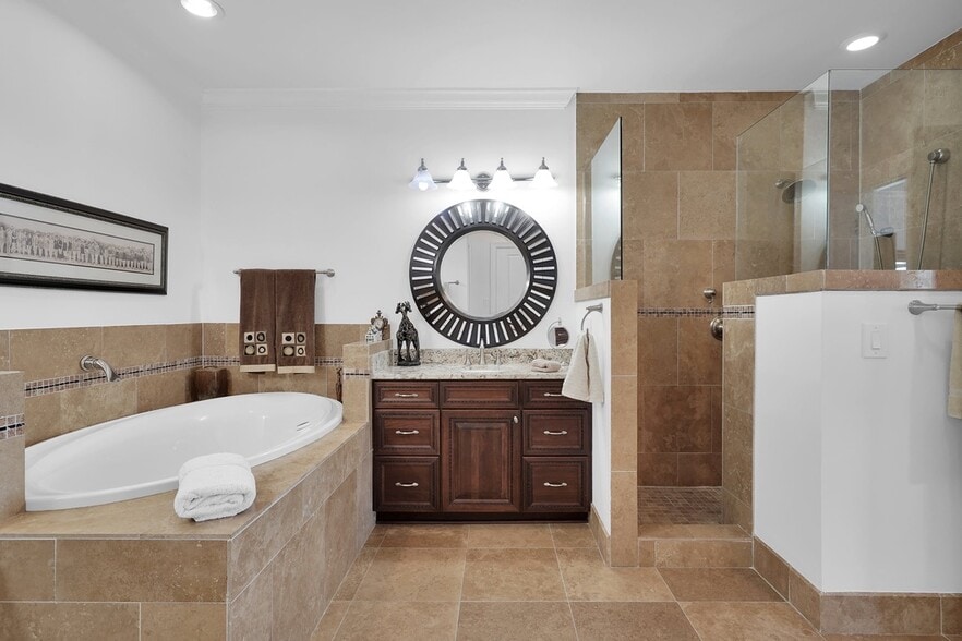 Building Photo - 400 E Bay St