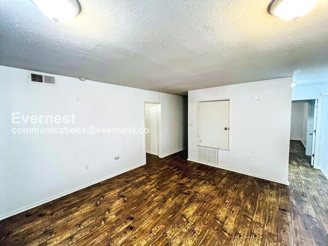 Building Photo - 1460 Woody Dr