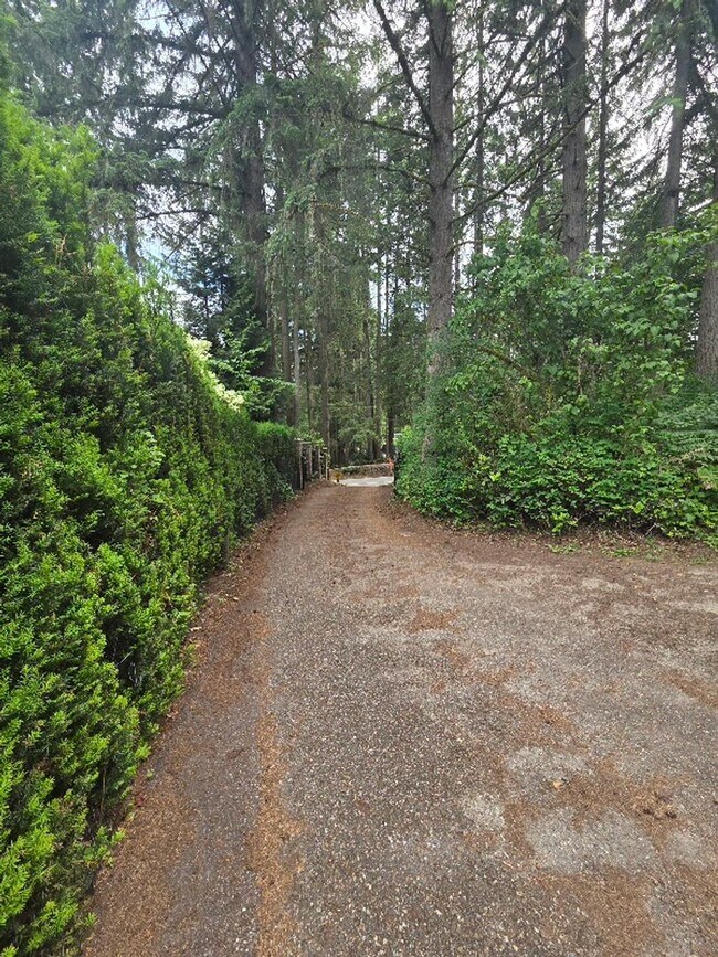 Building Photo - Private 4 Bedroom / 2.5 Bath Bridle Trails Acerage Property
