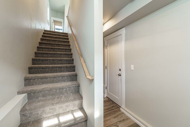Building Photo - Move In Ready 3 Bedroom 2.5 Bathroom - Convenient Camas Location