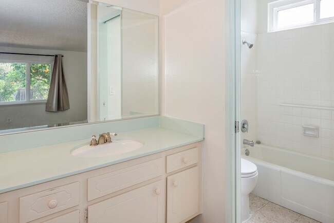 Building Photo - Spacious 4bd/2bth Home Available Now!